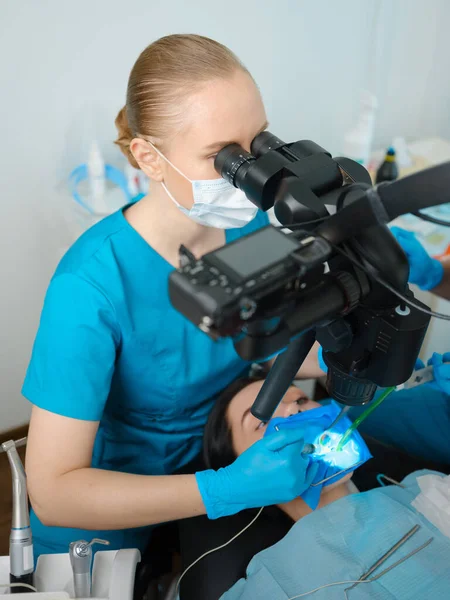 Female Dentist Using Dental Microscope Treating Patient Teeth Dental Clinic — Zdjęcie stockowe