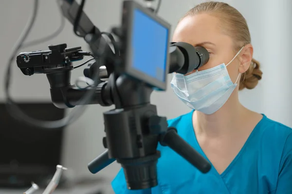 Female Dentist Using Dental Microscope Treating Patient Teeth Dental Clinic — Foto de Stock