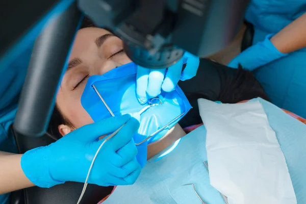 牙管在下磨牙恒牙磨牙中的应用与先端定位器的牙髓锉 用围堰附着在其上的牙齿 — 图库照片