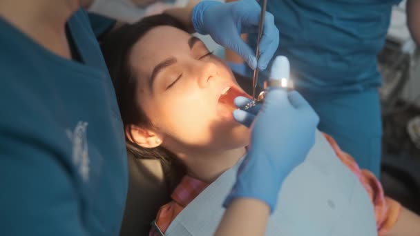 Vrouwelijke Tandarts Met Injectiespuit Voor Tandheelkundige Behandeling — Stockvideo