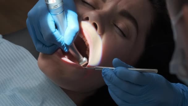 Dentist Performs Dental Procedure Caucasian Female Patient — Stockvideo