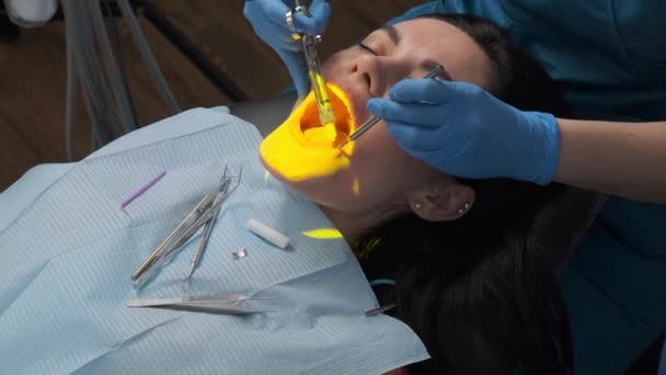 Female Dentist Cartridge Syringe Injecting Anesthetic Medicine Teeth Treatment — 图库视频影像