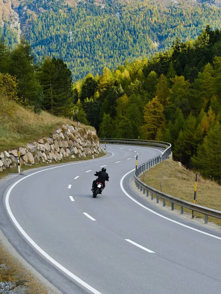 Back View Motorcyclist Black Jacket Helmet Riding Sportbike Twisty Road — Stok fotoğraf