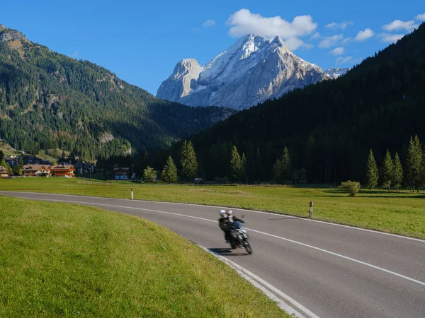 Front View Beautiful Swiss Moutains Sunny Day Couple Riding Foreground — Fotografie, imagine de stoc