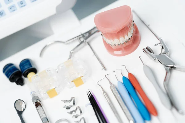 Зубная Модель Металлическими Брекетами Лежащими Стоматологическом Столе Инструментами Концепция Здравоохранения — стоковое фото