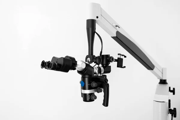 Сучасний Мікроскоп Стоматологічному Кабінеті Сфотографований Білому Тлі Ліцензійні Стокові Зображення