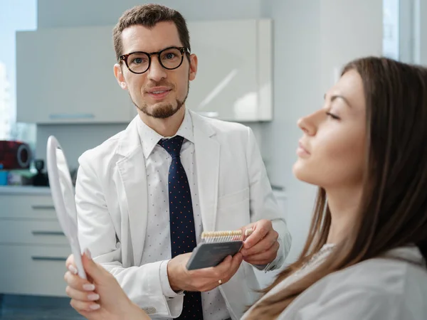 Young Male Dentist White Coat Show Veneers Enamel Color Palette — Stock Photo, Image