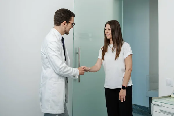 Side View Cheerful Male Dentist Medical Uniform Welcomes His Patient — Stock Photo, Image