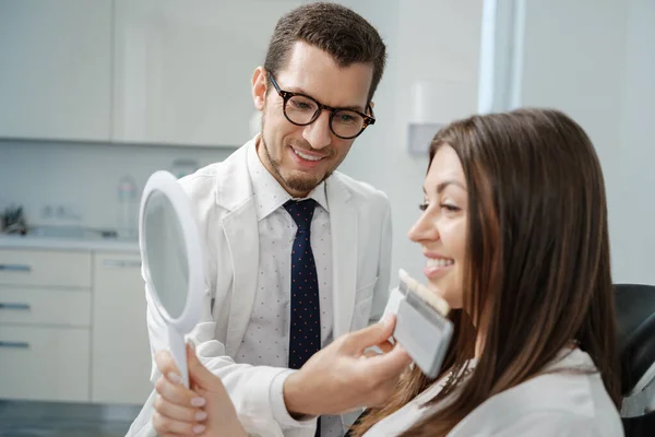 Young Male Dentist White Coat Show Veneers Enamel Color Palette — Stock Photo, Image