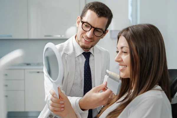 Young Male Dentist White Coat Show Veneers Enamel Color Palette — Stockfoto