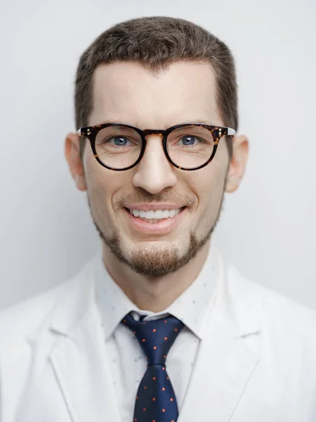 Πορτρέτο Του Χαρούμενος Κομψό Νεαρός Γενειοφόρος Αρσενικό Γιατρό Όμορφο Χαμόγελο Εικόνα Αρχείου