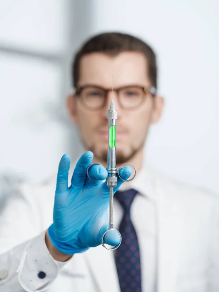 Closeup Shot Syringe Hands Male Doctor Doctor Blurred Background Selective — Foto de Stock