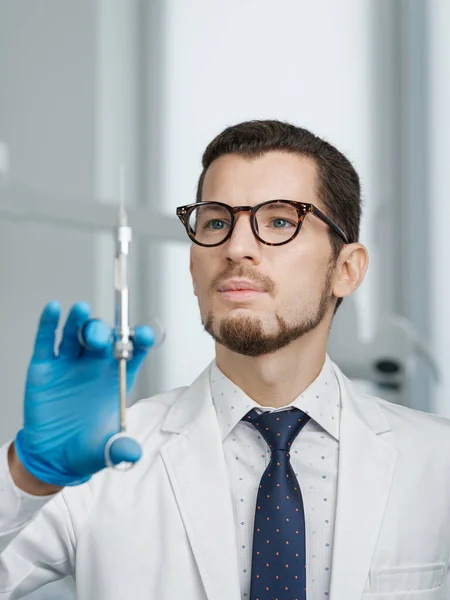 Closeup Portrait Handsome Male Doctor Holding Cartridge Syringe Looking Needle — Foto de Stock