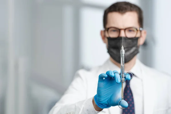 Closeup Shot Syringe Hands Male Doctor Doctor Blurred Background Selective — Foto de Stock