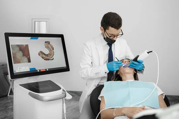 Male Orthodontist Scaning Patient Dental Intraoral Scanner Controls Process Screen — Stock fotografie