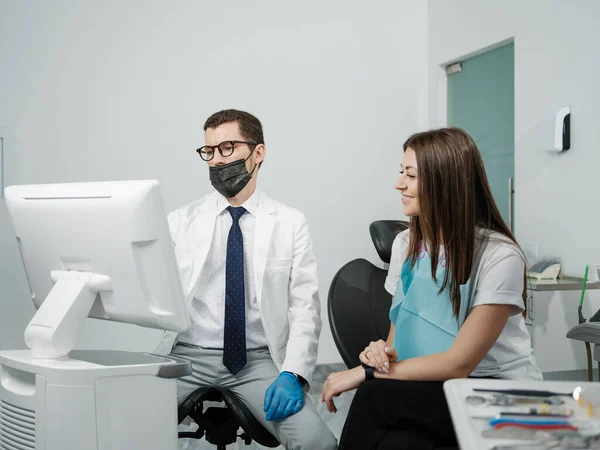 Male Orthodontist Female Patient Looking Screen Dental Consultation Visit — Stock fotografie