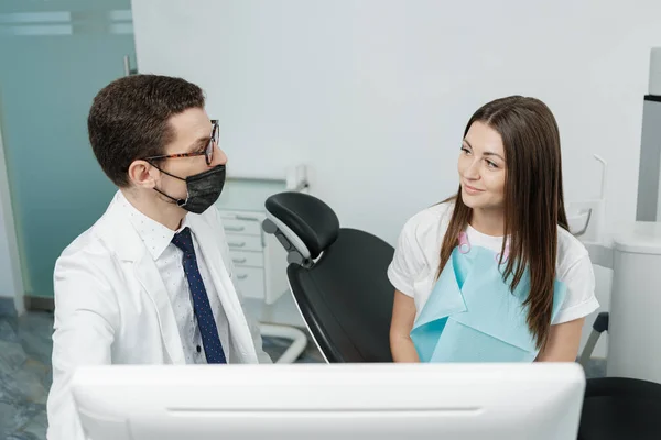 Male Orthodontist Female Patient Looking Screen Dental Consultation Visit — Stockfoto