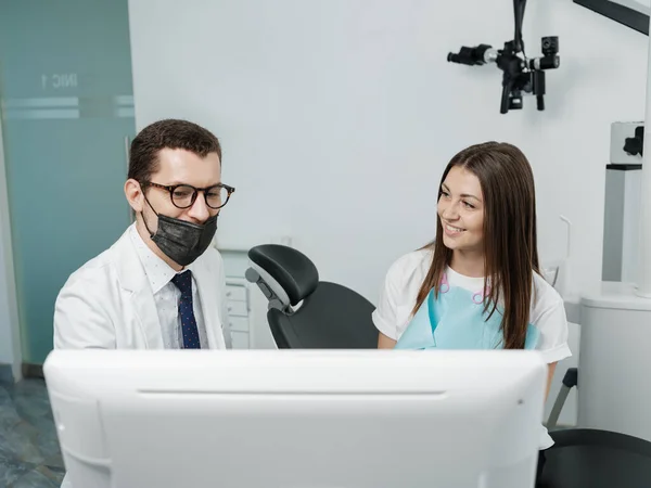 Male Orthodontist Female Patient Looking Screen Dental Consultation Visit — Stock fotografie