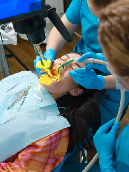 Dentist Uses Photopolymer Lamp Cure Carious Teeth Female Patient Dentist — ストック写真