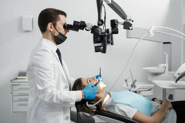 Male Dentist Using Dental Microscope Treating Female Patient Teeth Dental — Stock fotografie
