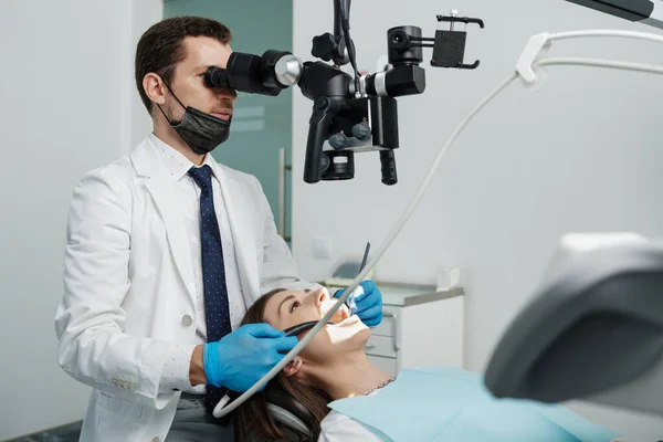 Male Dentist Using Dental Microscope Treating Female Patient Teeth Dental — ストック写真