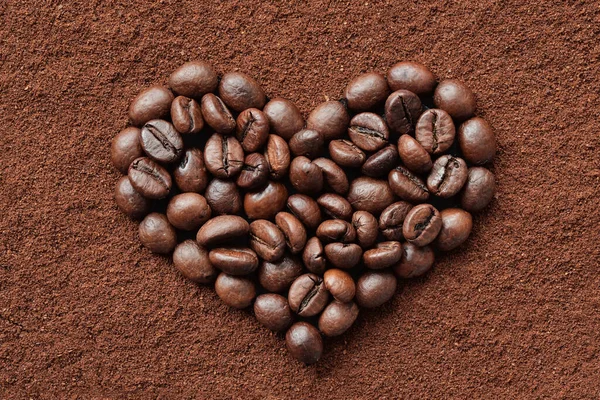 Kahve Tozu Arkaplanda Kahve Çekirdeği Kalbi — Stok fotoğraf