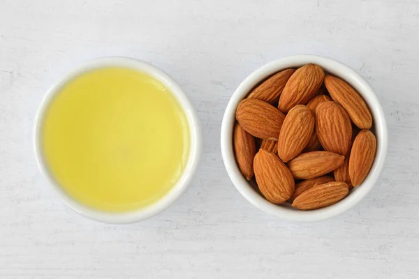 Minyak Almond Dan Almond Pada Latar Belakang Kayu — Stok Foto