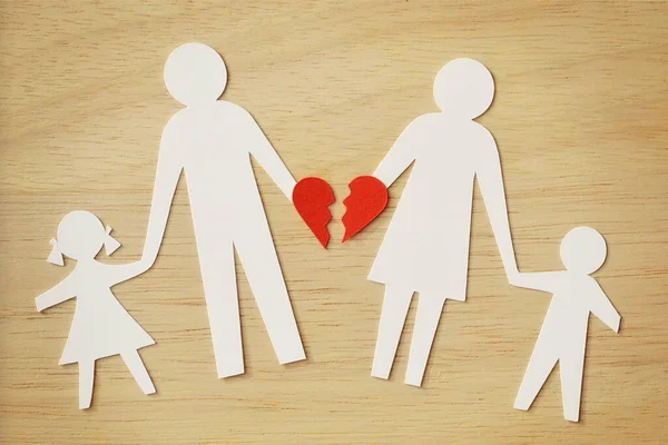 Kağıtlar Zinciri Kırık Bir Kalple Kesilmiş Boşanma Parçalanmış Aile Kavramı — Stok fotoğraf