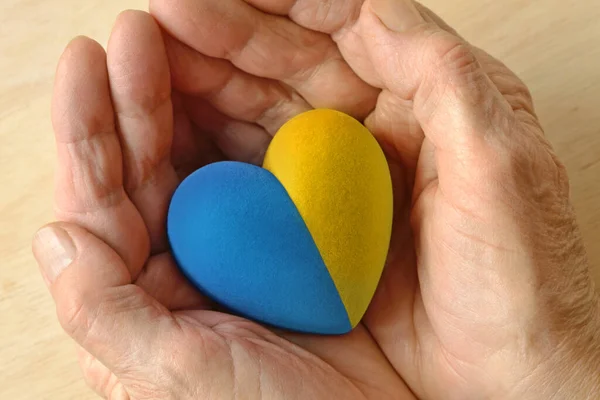 Mulher Mãos Segurando Coração Cores Bandeira Ucânia Conceito Parar Guerra — Fotografia de Stock