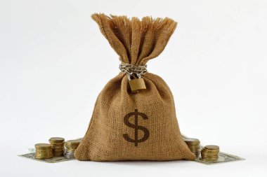 Asma kilit ve zincirli para çantası, dolar banknotları ve madeni paralar - tasarruf ve mali güvenlik kavramı 