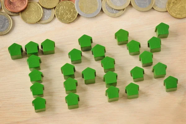Palabra Impuesto Escrito Con Casas Miniatura Monedas Euro Concepto Impuesto —  Fotos de Stock