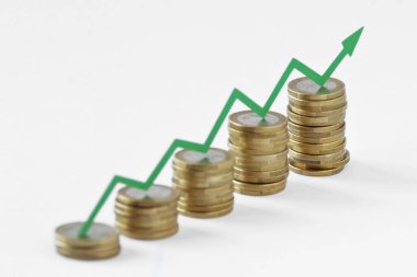 Yeşil oklu para yığınları - Para büyüme kavramı