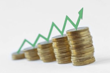 Yeşil oklu para yığınları - Para büyüme kavramı