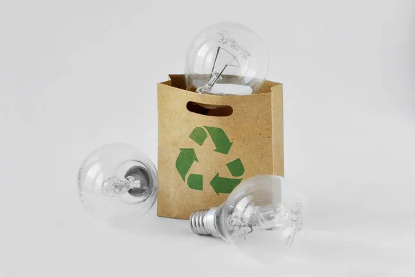 Lâmpada Saco Compras Papel Com Símbolo Reciclagem Verde Salvar Conceito — Fotografia de Stock