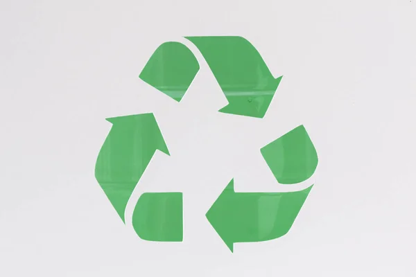 Recyclig Símbolo Feito Plástico Verde Sobre Fundo Branco — Fotografia de Stock