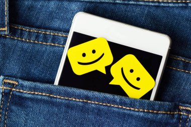 Sohbet mesajı baloncukları olan bir pantolonun cebindeki akıllı telefon