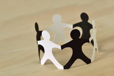 Siyah ve beyaz insanlar el ele tutuşuyorlar - ırkçılık karşıtı kavram