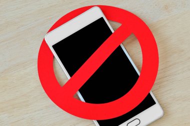 Ahşap arka planda yasak işareti olan cep telefonu - cep telefonu kavramı yok
