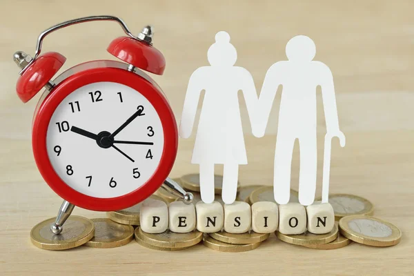 Das Wort Pension Geschrieben Mit Holzklötzen Papier Älteres Ehepaar Und — Stockfoto