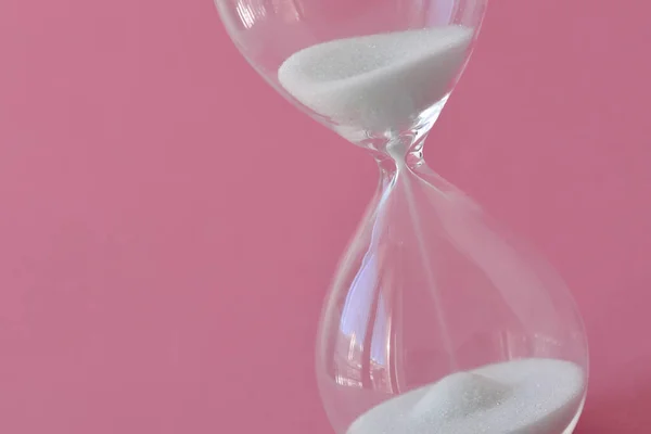 Пісочний Годинник Рожевому Тлі Концепція Здоров Родючості Біологічного Годинника Жінок — стокове фото