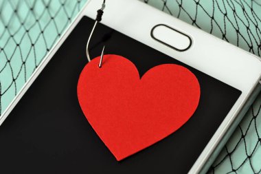 Kalp balık oltasında cep telefonu ve balık ağı - Aşk konsepti