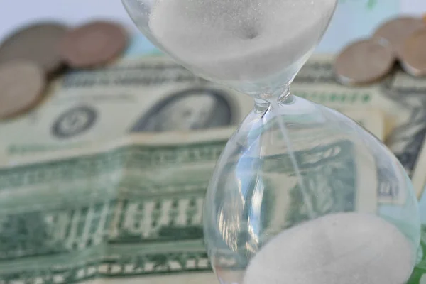 美元货币背景下的沙漏特写 倒计时的概念 截止日期和时间就是金钱 — 图库照片