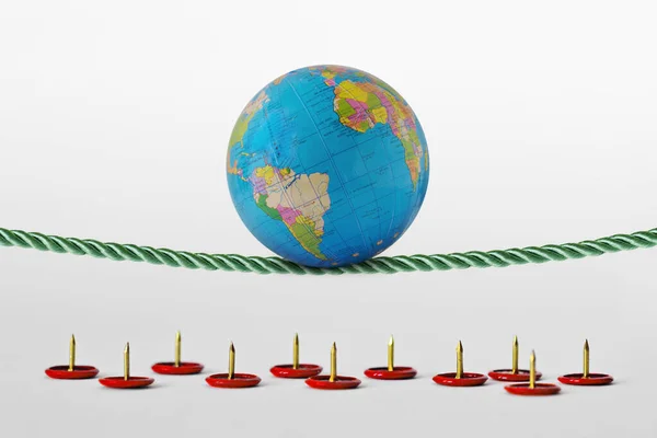 Planet Erde Balanciert Auf Seil Über Stecknadeln Konzept Der Gesundheit — Stockfoto