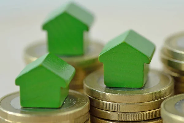 Casas Verdes Miniatura Pilas Monedas Concepto Inversión Inmobiliaria Hipoteca Seguro —  Fotos de Stock