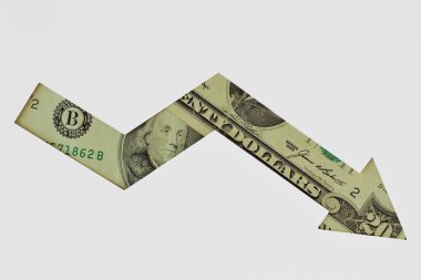Beyaz arka planda dolar banknotlarından oluşan aşağı doğru ok - dolar para birimi eğilimi kavramı