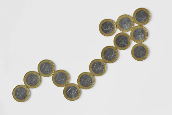 Стрелка Вверх Монет Евро Белом Фоне Концепция Восходящего Тренда Валюты — стоковое фото