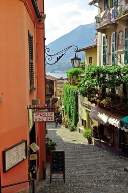 Como Gölü üzerindeki Dar Sokak - Lecco, Lombardy, İtalya