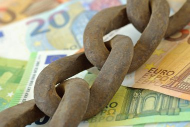 Avro parasında paslı zincir - Bankacılık ve finans kavramı