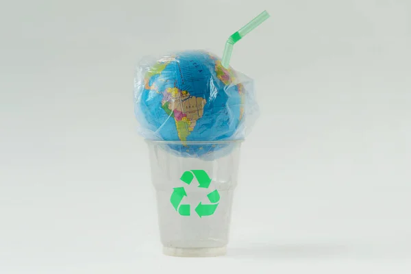 Globe Terrestre Dans Sac Plastique Avec Paille Sur Verre Plastique — Photo