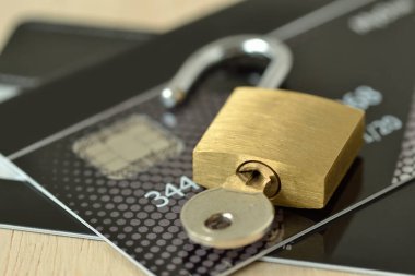 Kilitli kilidi kredi kartında anahtar - Güvenlik kavramı ve korunan ödeme